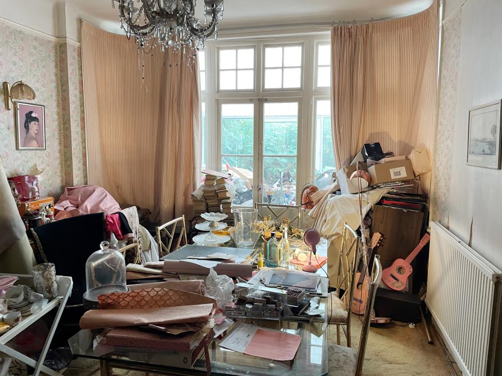 Lot: 11 - DETACHED HOUSE AND LARGE GARDEN WITH POTENTIAL -